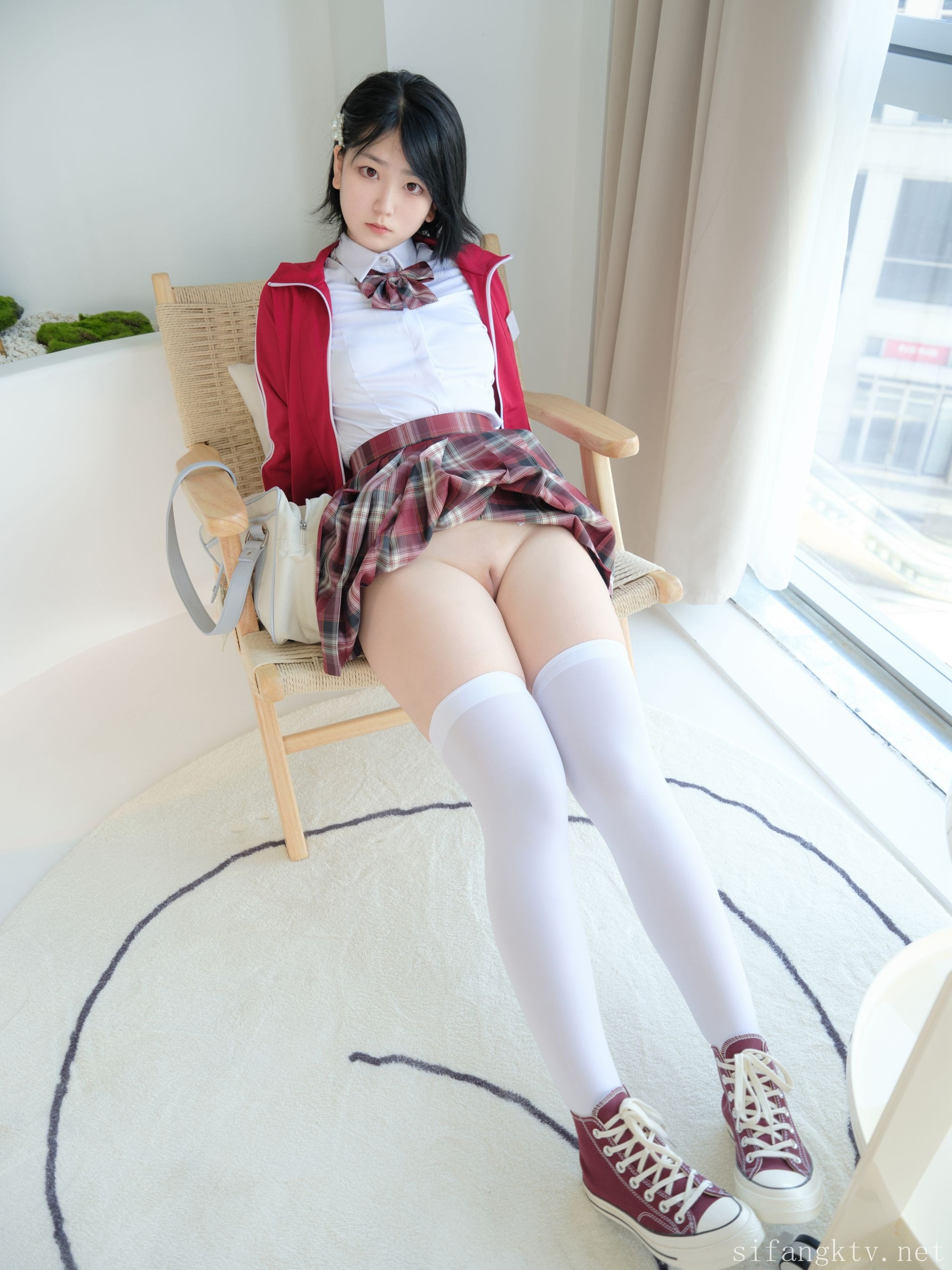 小枫身穿红色运动外套JK制服百褶裙与白丝袜坐在椅子上摆拍